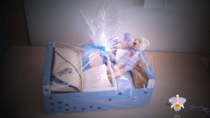 Caja de fruta recuperada, motivos infantiles, azul